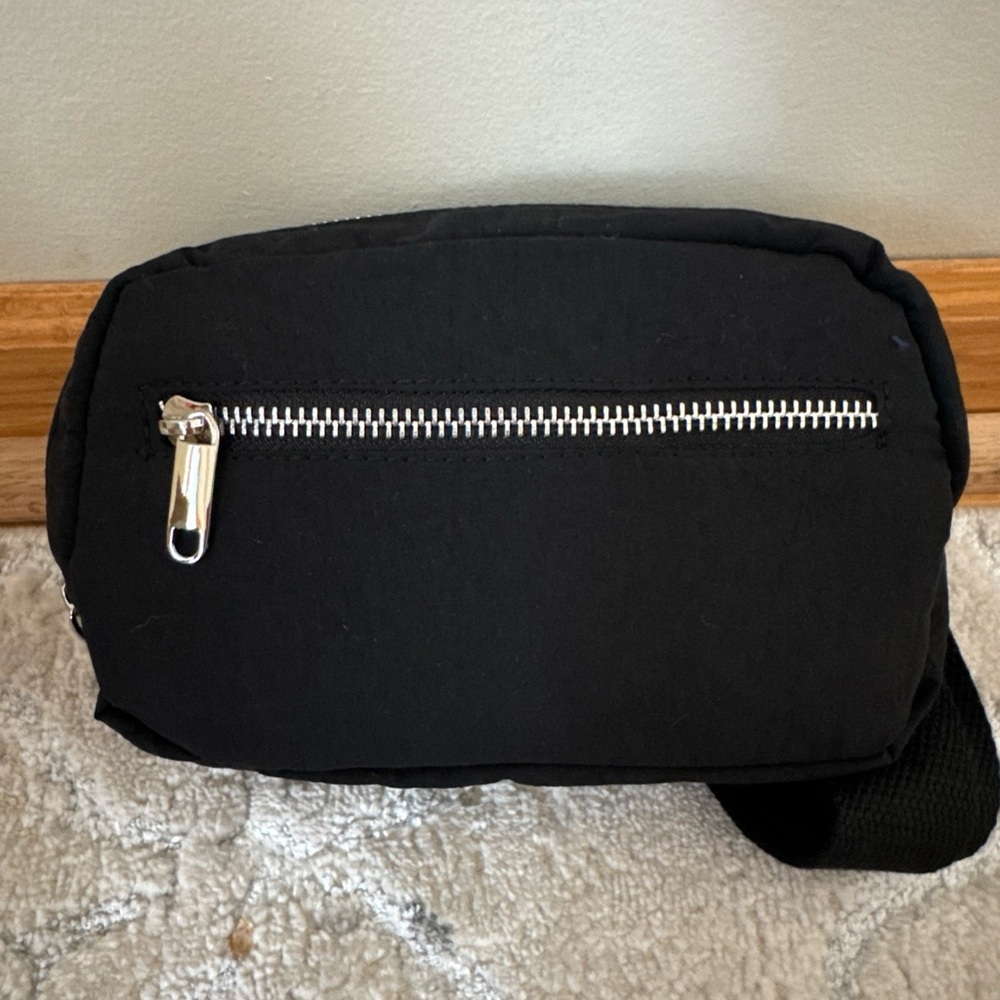 Black fanny pack